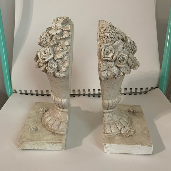 Shabby Chic Style Distressed Ivory Resin Flower Pot Bookends - Picture 4 of 5